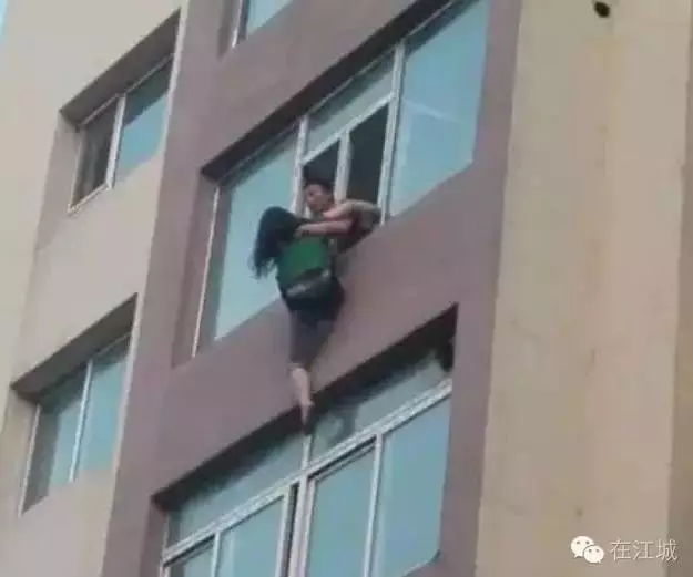 Man Watches Wife Fall To Death After Losing Grip | Shanghai Daily