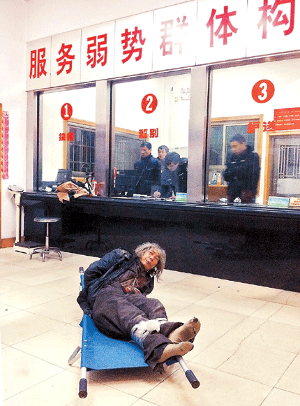 Shanghai, China. 30th Oct, 2006. A homeless man, with his