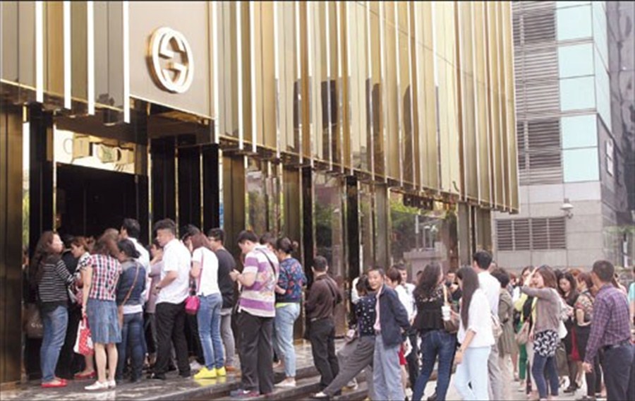 Gucci sale attracts shoppers | Shanghai 