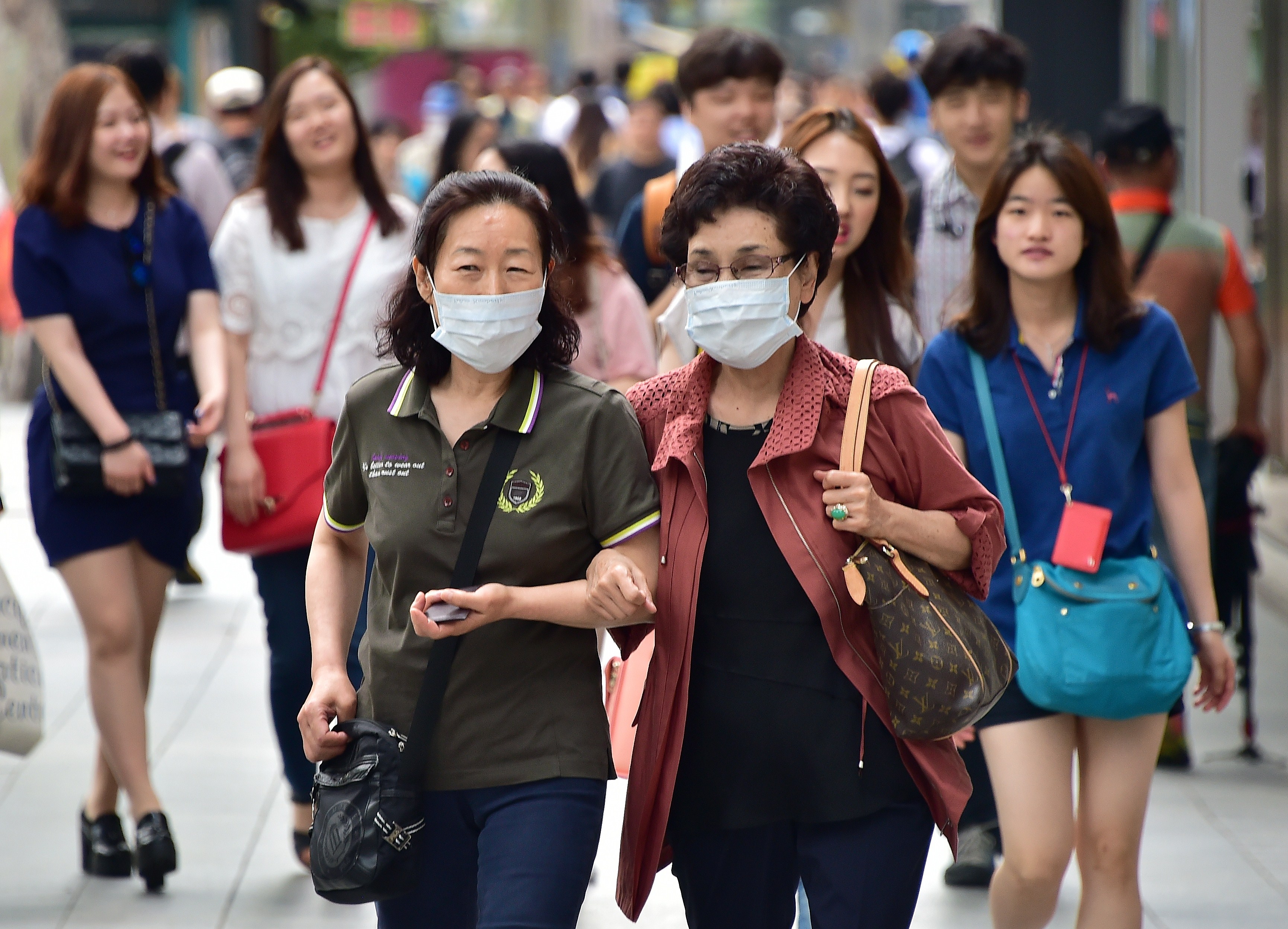 169 человек. Охрана труда в Корее. Корейский труд. Шанхай маски на улице ЗАГАЗОВАННО. Мода в Корее и Японии мешки с мочой.